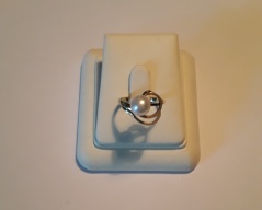 Zlatý prsten s perlou, ryzost 585/1000,váha 3,42g,velikost 54, Cena: 2.360 Kč Zlatý prsten s perlou, ryzost 585/1000,váha 3,42g,velikost 54, Cena: 2.360 Kč