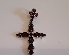 Přīvĕsek křížek s českými granáty _069J,délka 4cm, Cena: 1.600 Kč Přīvĕsek křížek s českými granáty _069J,délka 4cm, Cena: 1.600 Kč