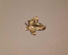 Zlatá brož _032J,ryzost 750/1000,váha 7,44g,šířka 4cm,výška 3,6cm, Cena: 8.400 Kč Zlatá brož _032J,ryzost 750/1000,váha 7,44g,šířka 4cm,výška 3,6cm, Cena: 8.400 Kč