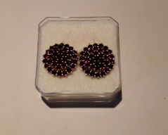 Náušnice s českými granáty _082J,ryzost 900/1000,váha 6,71g, Cena: 1.500 Kč Náušnice s českými granáty _082J,ryzost 900/1000,váha 6,71g, Cena: 1.500 Kč