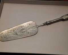 Střībrnå dezertni lžíce _086J,ryzost 800/1000,váha 90,61g,délka 31,2cm,šířk, Cena: 1.890 Kč Střībrnå dezertni lžíce _086J,ryzost 800/1000,váha 90,61g,délka 31,2cm,šířk, Cena: 1.890 Kč