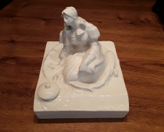 Keramický kalamåř dívka _036J,šířka 16cm,výška 15cm, Cena: 800 Kč Keramický kalamåř dívka _036J,šířka 16cm,výška 15cm, Cena: 800 Kč