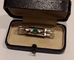 Zlatå brož s brilianty,perlami a smaragdem_036J,váha 6,05g,délka 4,8cm,šířk, Cena: 17.000 Kč