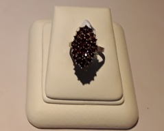 Prsten s českými granáty _089J,ryzost 900/1000,váha 4,2g,velikost 52, Cena: 1.200 Kč