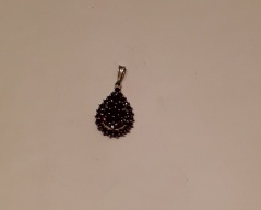 Přīvĕsek s českými granáty _093J,ryzost 900/1000,délka 2cm,šířka 1,5cm, Cena: 650 Kč Přīvĕsek s českými granáty _093J,ryzost 900/1000,délka 2cm,šířka 1,5cm, Cena: 650 Kč