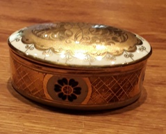 Porcelánovå dóza071J, výška 4cm,délka 11,4cm, Cena: 550 Kč Porcelánovå dóza071J, výška 4cm,délka 11,4cm, Cena: 550 Kč