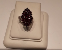 Prsten s českými granáty _098J,ryzost 900/1000,váha 4,18g,velikost 53, Cena: 1.200 Kč