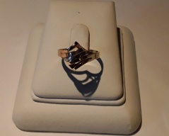 Zlatý prsten _045J,ryzost 585/1000,,váha 2,25g,velikost 53, Cena: 4.050 Kč Zlatý prsten _045J,ryzost 585/1000,,váha 2,25g,velikost 53, Cena: 4.050 Kč