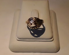 Zlatý prsten_047J,ryzost 585/1000,váha 2,96g,velikost 55, Cena: 5.330 Kč Zlatý prsten_047J,ryzost 585/1000,váha 2,96g,velikost 55, Cena: 5.330 Kč