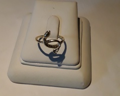 Zlatý prsten _049J,ryzost 585/1000,váha 2,56g,velikost 56, Cena: 4.600 Kč Zlatý prsten _049J,ryzost 585/1000,váha 2,56g,velikost 56, Cena: 4.600 Kč