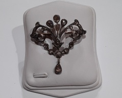 Zlatá brož s routami bílé zlato _047T,ryzost 585/1000,váha 7,3g,šířka 3,6cm, Cena: 24.000 Kč Zlatá brož s routami bílé zlato _047T,ryzost 585/1000,váha 7,3g,šířka 3,6cm, Cena: 24.000 Kč