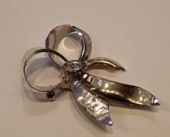 Zlatå brož _050J,ryzost 585/1000,váha 5,64g,délka 4,7g,šířka 3cm, Cena: 15.700 Kč