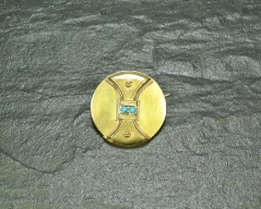 Zlatá brož s tyrkysem_001T, ryzost 580/1000, váha 3,35g, průměr 23mm, Cena: 4.350 Kč