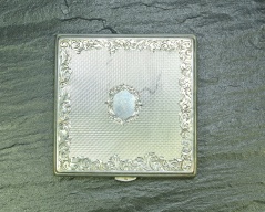 Stříbrná pudřenka_030T, ryzost 900/1000, hmotnost 76,55g, rozměry 70x73mm, Cena: 2.140 Kč