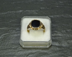 Pánský prsten_001T, ryzost 580/1000, váha 5,90g, velikost 63-64, Cena: 5.680 Kč Pánský prsten_001T, ryzost 580/1000, váha 5,90g, velikost 63-64, Cena: 5.680 Kč