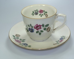 Velký porcelánový šálek s podšálkem_060J, Epiag, Cena: 200 Kč Velký porcelánový šálek s podšálkem_060J, Epiag, Cena: 200 Kč