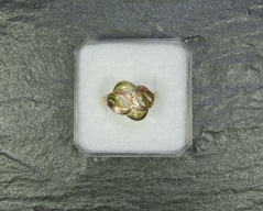 Zlatý prsten_003J, ryzost 585/1000, váha 2,04g, velikost 53, Cena: 1.400 Kč Zlatý prsten_003J, ryzost 585/1000, váha 2,04g, velikost 53, Cena: 1.400 Kč