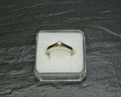 Zlatý prsten se zirkonem_010J, ryzost 585/1000, váha 2,08g, velikost 59, Cena: 1.620 Kč Zlatý prsten se zirkonem_010J, ryzost 585/1000, váha 2,08g, velikost 59, Cena: 1.620 Kč
