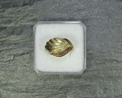 Zlatý prsten_016J, ryzost 585/1000, váha 2,78g, velikost 63, Cena: 1.910 Kč Zlatý prsten_016J, ryzost 585/1000, váha 2,78g, velikost 63, Cena: 1.910 Kč