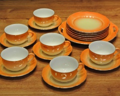 Sada porcelánových čajových šálků_034J s dezertní sadou talířů, Cena: 1.600 Kč Sada porcelánových čajových šálků_034J s dezertní sadou talířů, Cena: 1.600 Kč