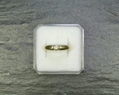 Zlatý prsten se zirkonem_012J, ryzost 585/1000, váha 2,06g, velikost 58, Cena: 1.420 Kč Zlatý prsten se zirkonem_012J, ryzost 585/1000, váha 2,06g, velikost 58, Cena: 1.420 Kč