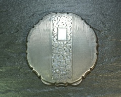 Stříbrná pudřenka_027J, ryzost 900/1000, hmotnost 128,06g, průměr 86mm, Cena: 1.560 Kč