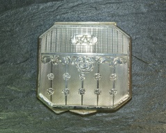 Stříbrná pudřenka_024J, ryzost 900/1000, hmotnost 91,66g, rozměry 75x75mm, Cena: 2.150 Kč