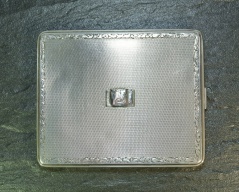 Stříbrná tabatěrka_050J, ryzost 800/1000, hmotnost 107,29g, rozměry 85x77mm, Cena: 2.700 Kč Stříbrná tabatěrka_050J, ryzost 800/1000, hmotnost 107,29g, rozměry 85x77mm, Cena: 2.700 Kč