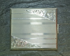 Stříbrná tabatěrka_051J, ryzost 835/1000, hmotnost 107,80g, rozměry 85x75mm, Cena: 2.600 Kč Stříbrná tabatěrka_051J, ryzost 835/1000, hmotnost 107,80g, rozměry 85x75mm, Cena: 2.600 Kč