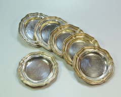 Stříbrná sada tácků_013J, ryzost 800/1000, hmotnost 307,51g, průměr 93mm, Cena: 7.600 Kč Stříbrná sada tácků_013J, ryzost 800/1000, hmotnost 307,51g, průměr 93mm, Cena: 7.600 Kč