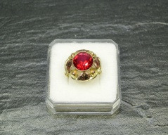 Zlatý prsten s kamenem_004J, ryzost 585/1000, váha 4,78g, velikost 51, Cena: 3.300 Kč Zlatý prsten s kamenem_004J, ryzost 585/1000, váha 4,78g, velikost 51, Cena: 3.300 Kč