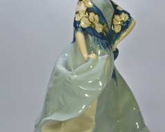Porcelánová soška_003J, neznačeno, výška 25 cm, Cena: 1.600 Kč Porcelánová soška_003J, neznačeno, výška 25 cm, Cena: 1.600 Kč