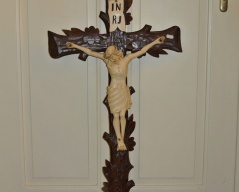 Dřevěný kříž_012J, rozměry 47,5 x 99,5 cm, dřevěný Ježíš, Cena: 3.800 Kč