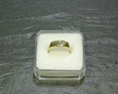 Pánský prsten 031J, ryzost 585/1000, váha 2,40g, velikost 53, Cena: 1.620 Kč Pánský prsten 031J, ryzost 585/1000, váha 2,40g, velikost 53, Cena: 1.620 Kč